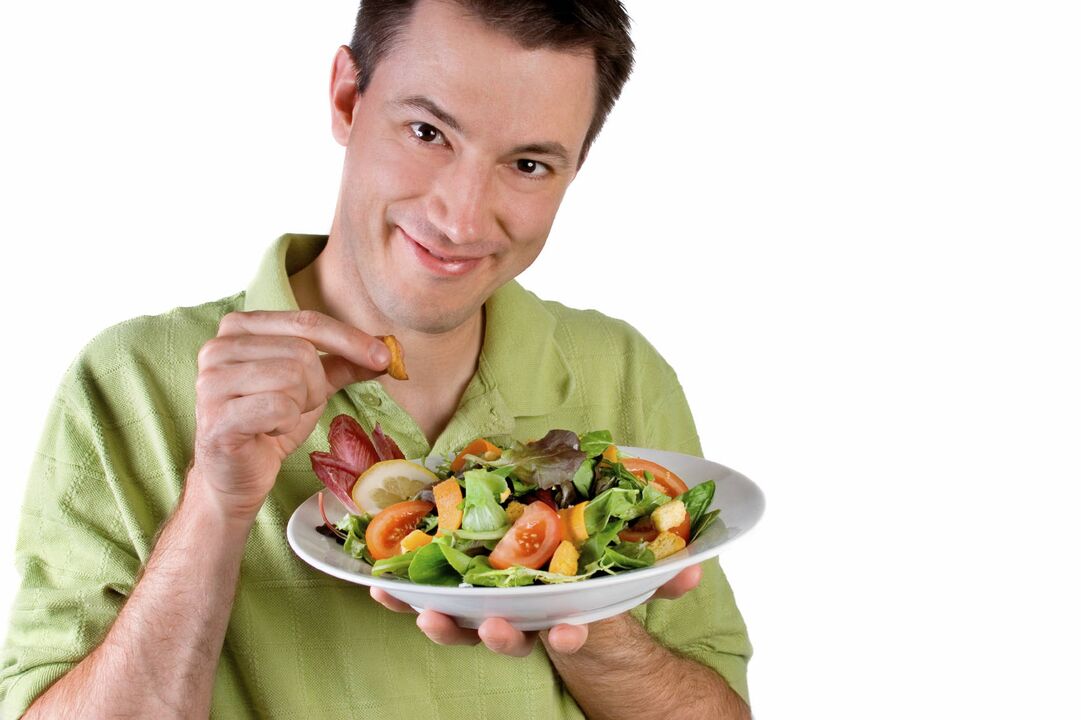 l'homme mange une salade de légumes pour gagner en puissance